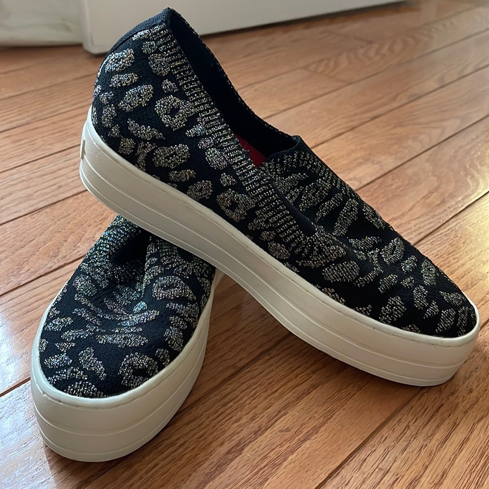 SKECHERS SLIDES PLATFORM SIZE 8